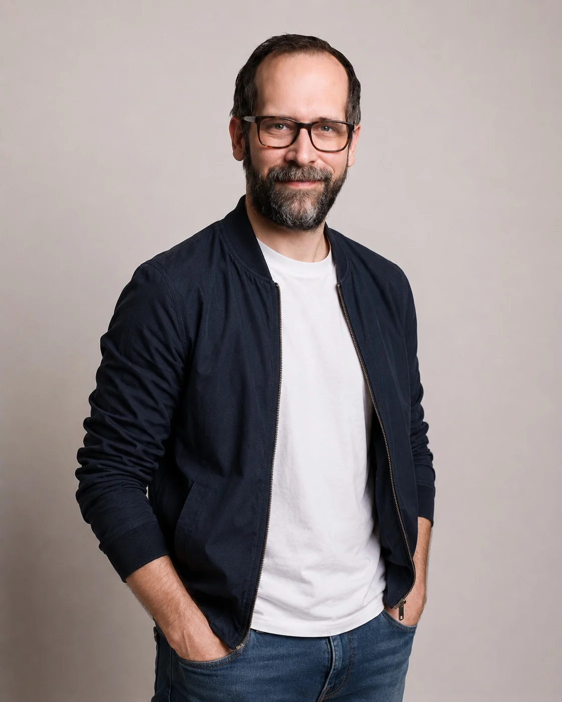 Simon Grundmann mit dunkler Jacke und weißem Shirt