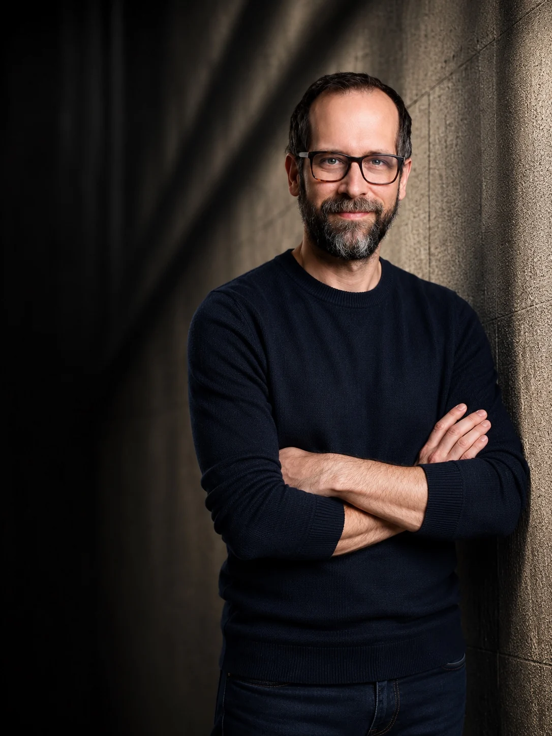 Simon Grundmann vor einer dunklen Wand